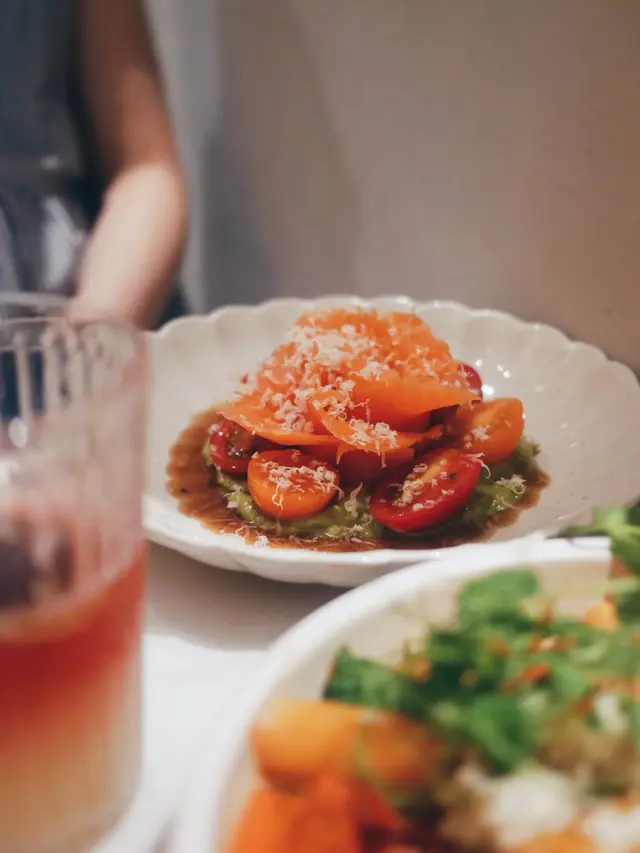 煙三文魚蕃茄牛油果沙律