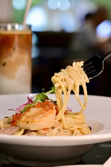 招牌明太子蟹肉带子三文鱼籽扁意粉