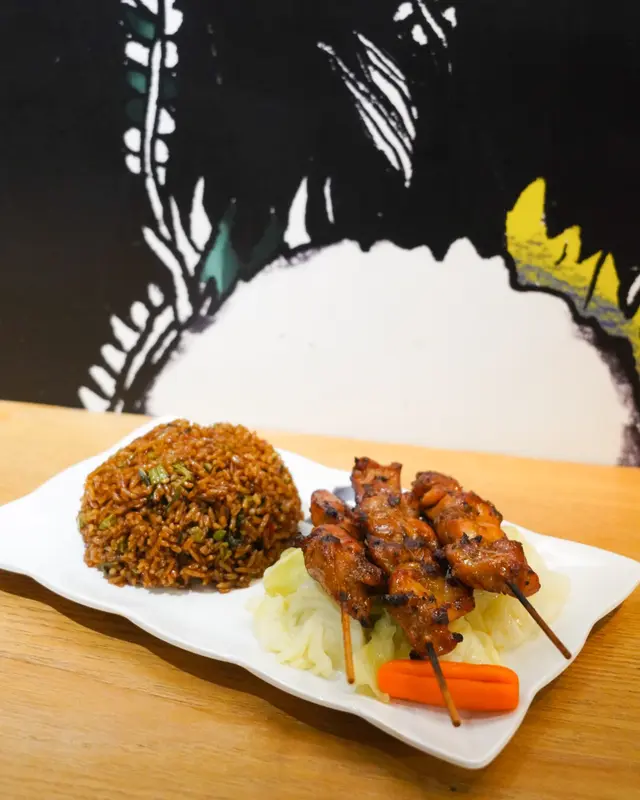 泰式串燒雞肉配炒飯及雜菜