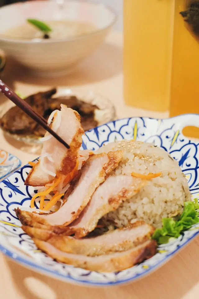 烤豬頸肉蒟蒻飯