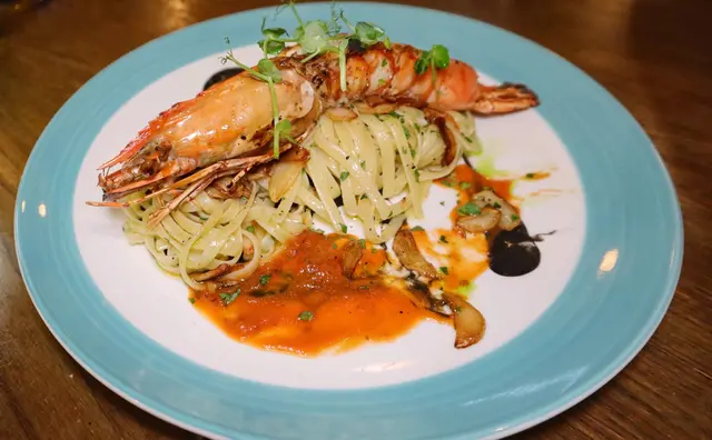 Linguine alla gamberetto 蕃茄墨魚汁大蝦扁意粉