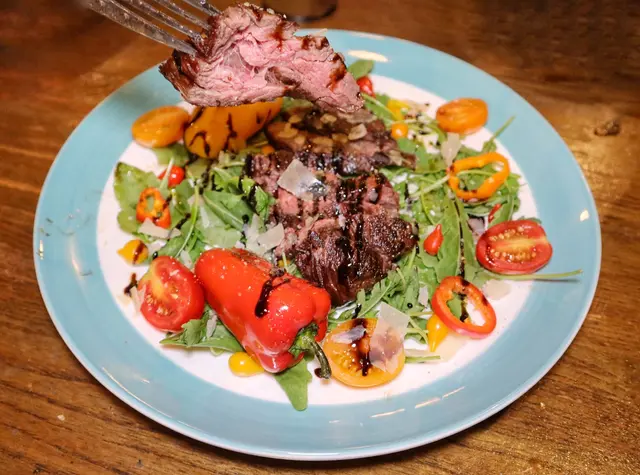 Wagyu tagliata 澳洲和牛配蕃茄火箭菜沙律