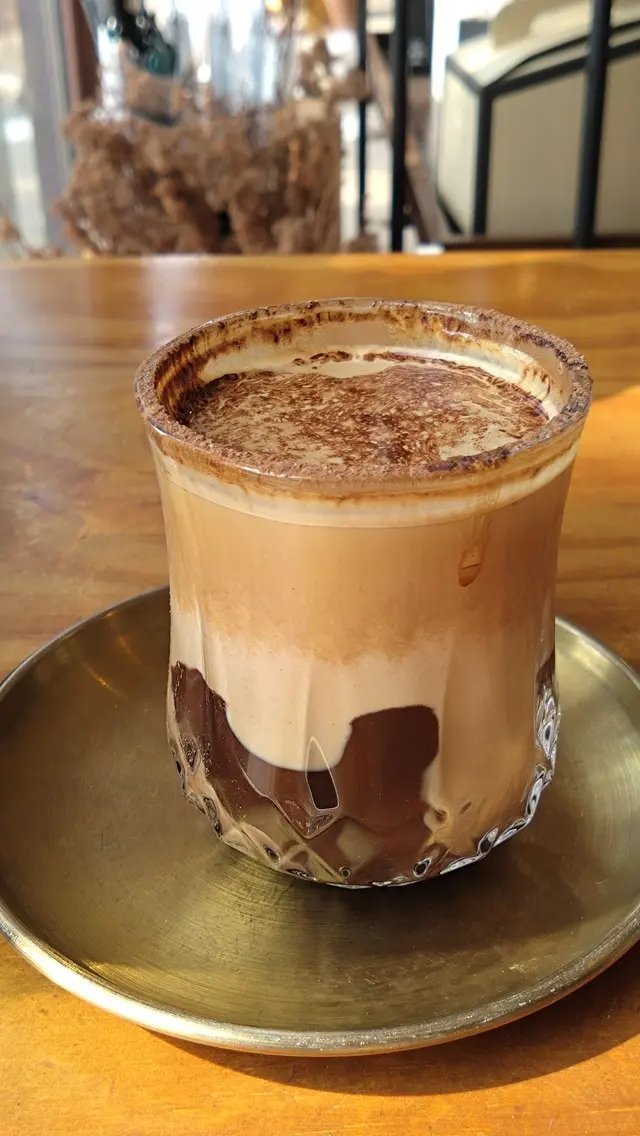 熱咖啡加凍朱古力,賣相層次分明