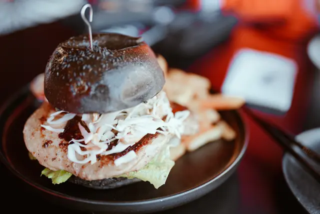 四川醬煎雞扒漢堡配薯條