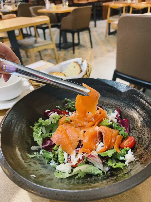 蟹肉煙三文魚沙律配油醋汁