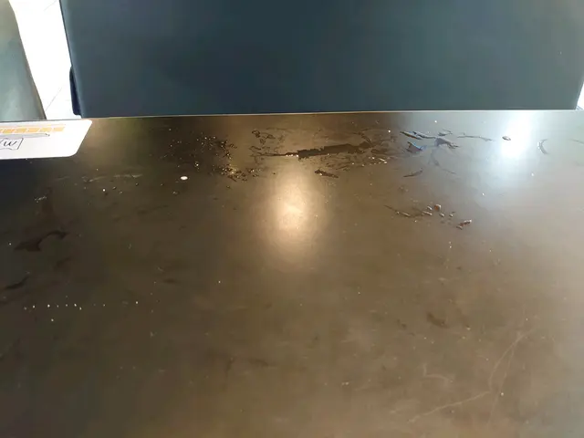 多張枱面滿佈沒有清理的積水👎