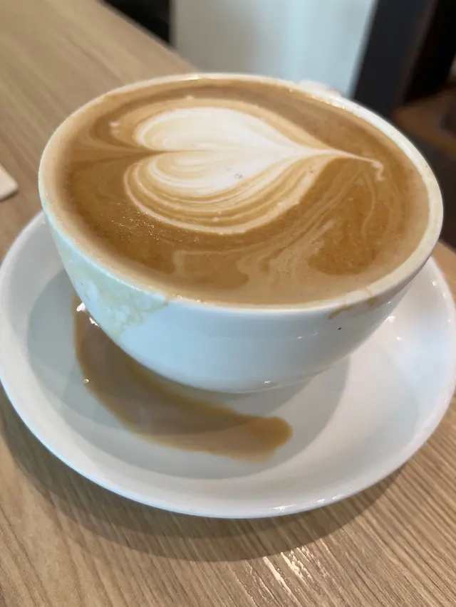 味道正常,可惜店員一放底就倒左部分咖啡出黎😓😓😓 完全不能夠接受
