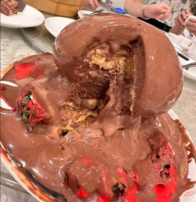 大中伏，同朋友去食生日飯，買左個雪糕蛋糕後10分鐘內已的士到餐廳，一到已同餐廳經理溝通必須放入冰格因為係雪糕蛋糕。食物水平一般，衛生環境一般，環境一般，都唔緊要，但佢拎個蛋糕出嚟個下真係喊出黎。個蛋糕已到滴晒汁溶晒，經理立即推卸責任，個下朋友們都好尷尬，主角都好失望。係多次投訴後先話賠返蛋糕2/3錢，但係錢已經唔係重點，重點係生日個蛋糕溶晒重尷尬過無蛋糕。好在同熟朋友食飯，但如果同家人、客戶or要得體，呢個餐廳真係唔好考慮！