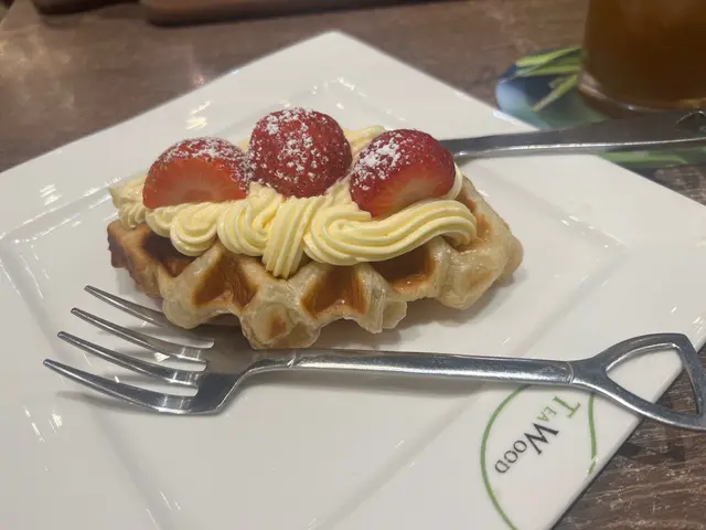 草莓牛角包窩夫