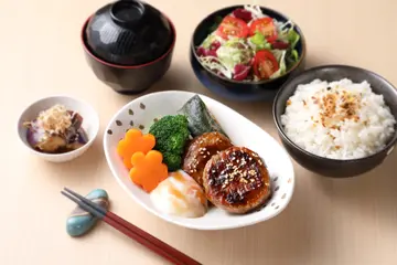 鸡肉芝士汉堡温泉蛋饭定食(午市)