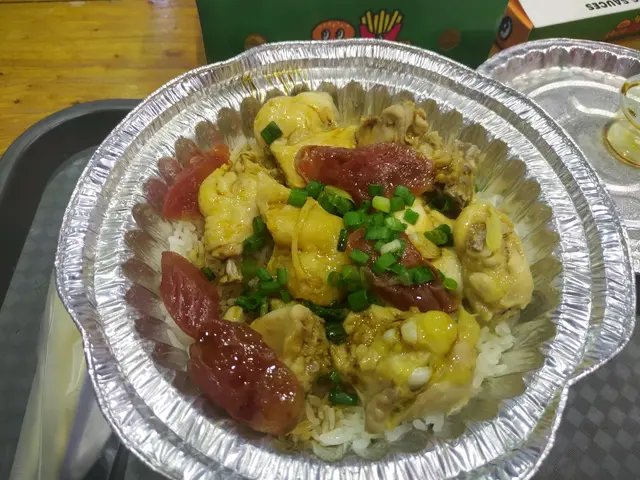滑雞拼臘味煲仔飯