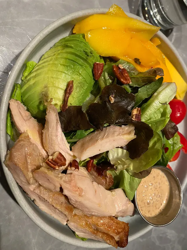 牛油果香芒烤雞沙律 (配胡麻醬)