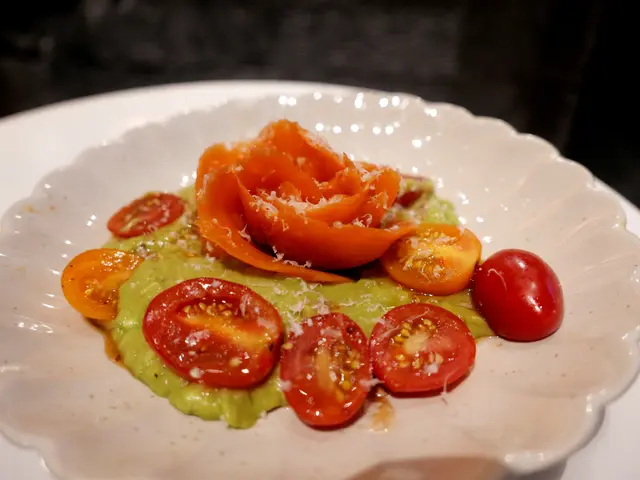 煙三文魚蕃茄牛油果沙律