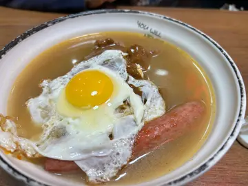 沙嗲牛肉麵拼煎蛋，腸仔