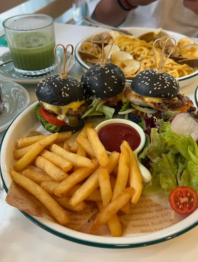 迷你竹炭3味漢堡配沙律菜及薯條