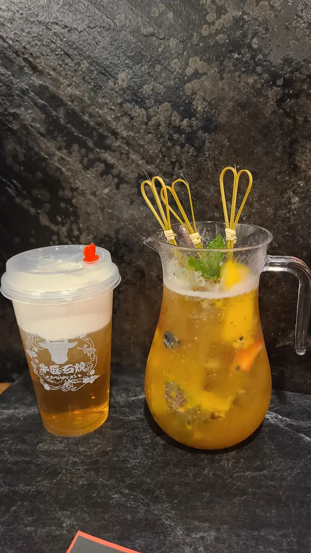 芝士奶蓋四季春，牛匠彩虹水果茶