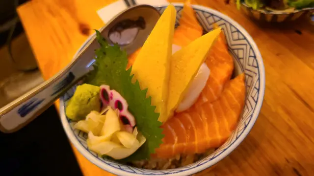 三文魚帆立貝丼