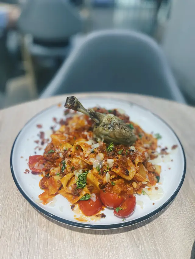 黃酒慢煮鴨脾辣肉醬寬條蛋麵