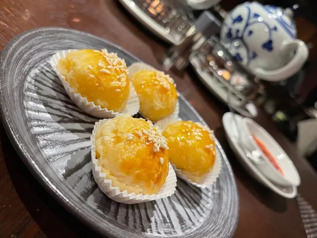 千祈唔好一口咬 新鮮炸起 放一陣先食！ 勁好食！