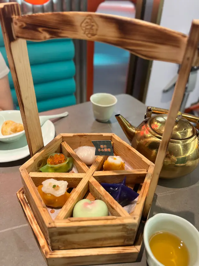 可以試足6款特色點心,每款顏色都好吸引,好味,最中意蟹粉菠菜鮮蝦餃,三文魚子好新鮮,所以再嗌多一籠👍🏻👍🏻👍🏻