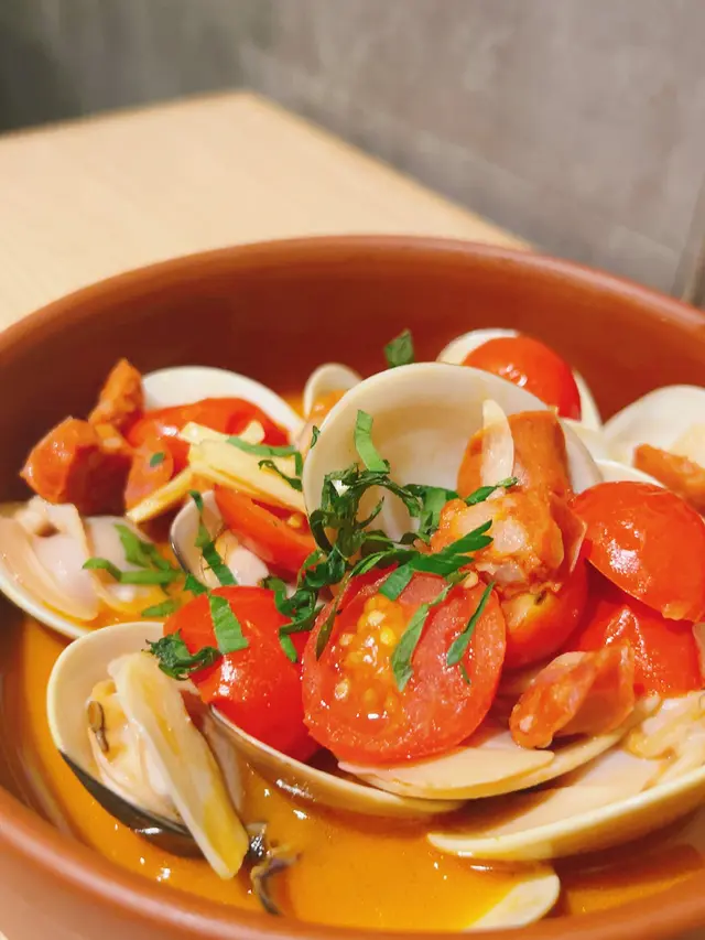 西班牙辣肉腸煮蜆配雪利酒醋醬汁