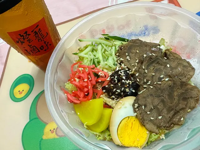 麻辣手撕士雞拌手工烏龍麵加牛腱配古早冬瓜茶