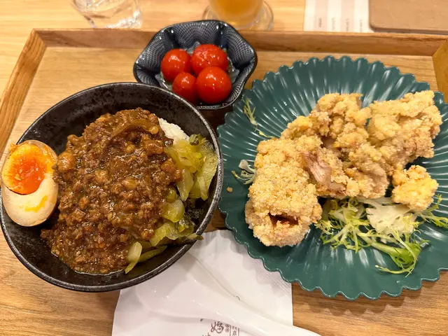 套餐包括前菜，主菜，餐飲及甜品