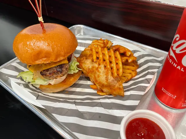 配薯格加$3。 安格斯扒味道、水平合理中上。包、醬、菜質素好。