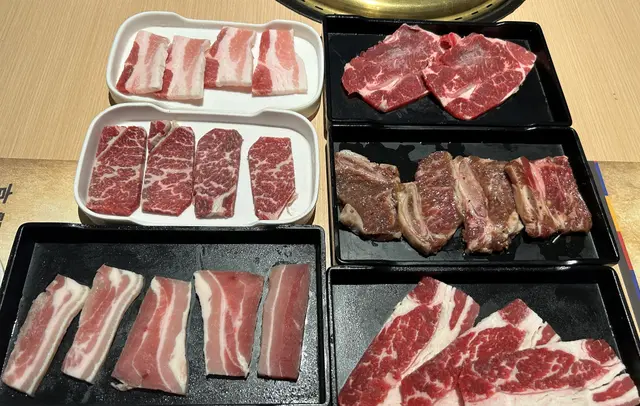 雪花牛, 肥牛,  肉眼扒,  牛仔骨,  五花腩, 黑毛豬腩