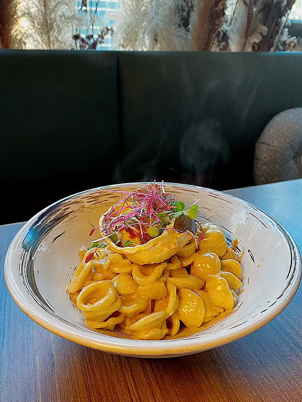 甲羅燒即係以蟹蓋作煮食器皿。將蟹膏/蟹肉放在蟹蓋內。整體的味道好豐富、而且龍蝦味濃郁,充滿了滋味和層次感。貓耳朵因自帶厚度,與一般意粉唔同而可以掛到更多汁。而貓耳朵本身都有獨特的韌勁同嚼勁。我都幾中意食。