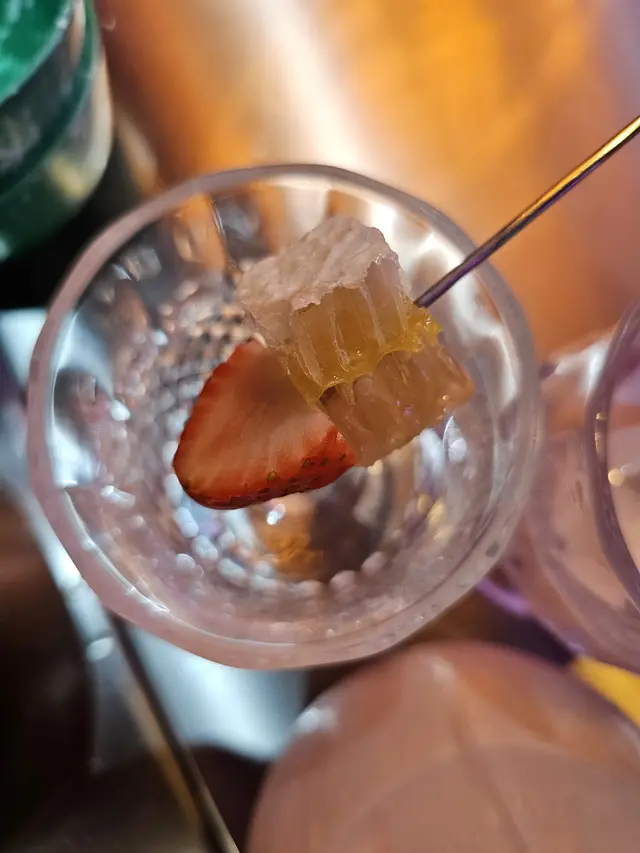 草莓牛奶配蜂巢特飲