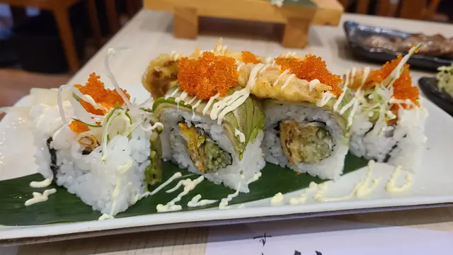 牛油果軟殼蟹卷