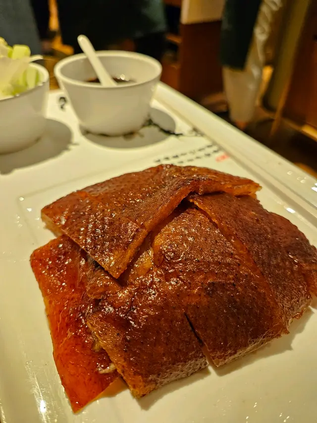 鴨皮略肥而鴨肉份量偏小，配上青瓜亦未能解膩。