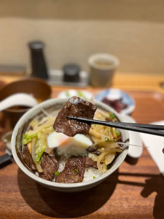 溫泉玉子伴燒M5和牛前胸肉丼