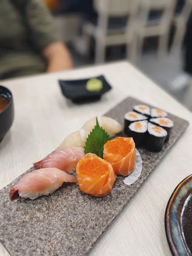 壽司：帶子、油甘魚、親子花之戀
