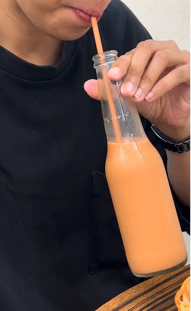 哦~這個一定是為了我們年輕小子們👱♀️所調製過的
茶底跟奶的份量 和熱相近 但就是有明顯的加糖的一份 而且融合得還不錯
夏天炎熱🥵天氣 和不怕甜的朋朋們 可以一試