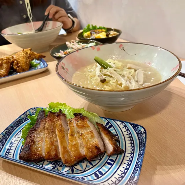 炸豬頸肉蒟蒻麵 