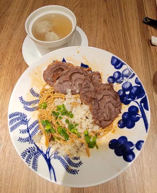 紅油五香牛肉拌麵配菜肉雲吞湯2件