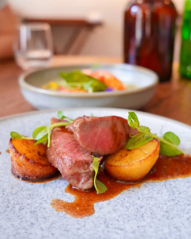 西班牙伊比利亞黑毛豬肩胛肉配無花果醬、燒汁及香烤馬鈴薯 Ibero pork presa with fig jam、pork gravy and roasted fondant potatoes