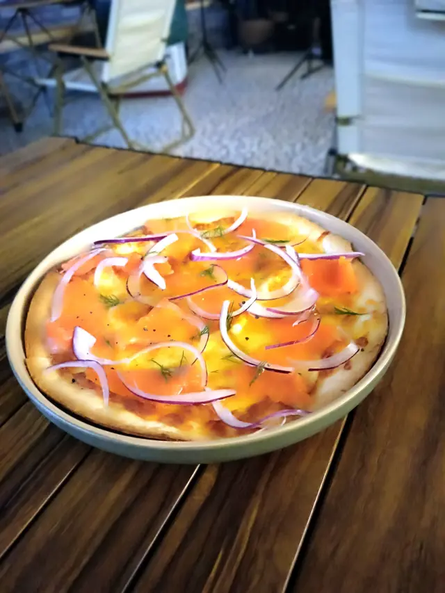 清新柚子煙燻三文魚洋蔥薄餅