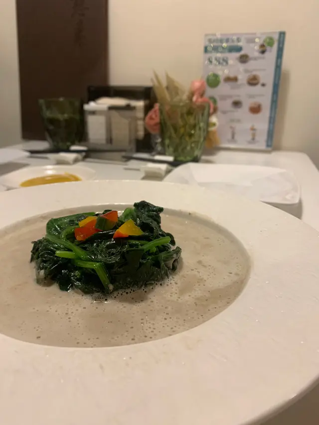 忌廉蘑菇濃湯佐菠菜苗