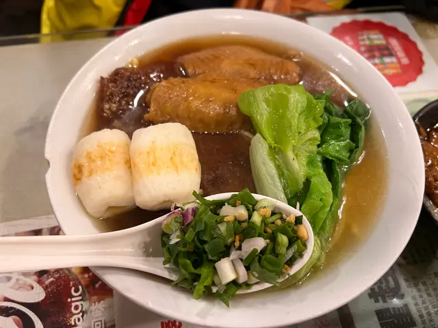 雞中翼, 芝士燒魚卷, 豬皮, 油麵