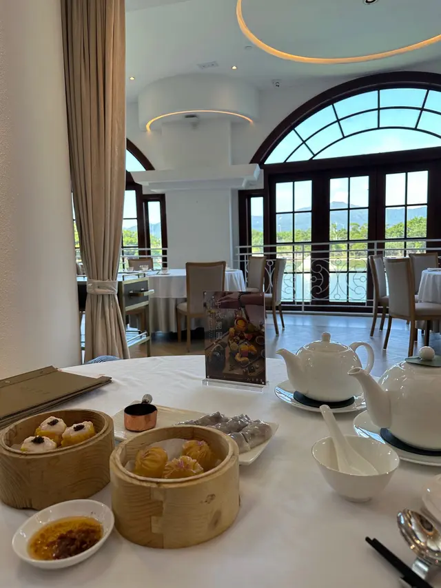 落地玻璃可以見到外面的湖景。
