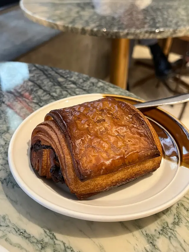 喜歡💕外而那層有點像薄脆的 𥚃面幾層有像酥皮的
中心部分的巧克力🍫像是要流出來一般 而且是香濃的巧克力味
舒服 甜甜好吃~ 是會默默暖上心頭的一個Danish
(記得下單時 要「加熱」呢