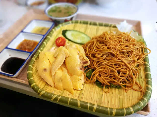 暢和號招牌海南雞鮮香蝦油撈麵