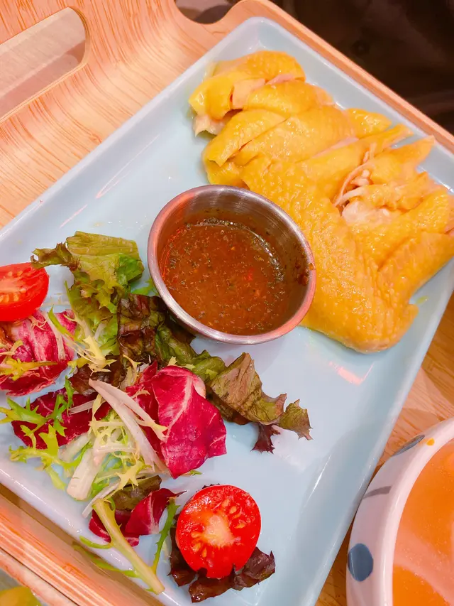 海南雞配雞油香飯,配藥膳湯