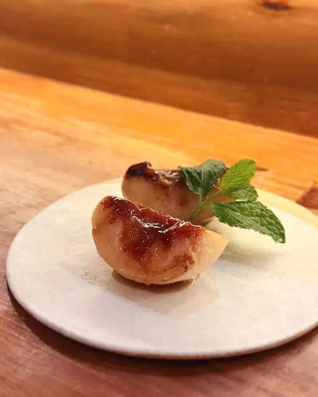 水蜜桃加入左焦糖醬煎到微暖
臨食前店員會噴幾下橘花Gin黎增加香氣
焦糖令到口感微脆同埋增加左甜度，但橘花存在感唔高
味道唔錯不過性價比就比較低