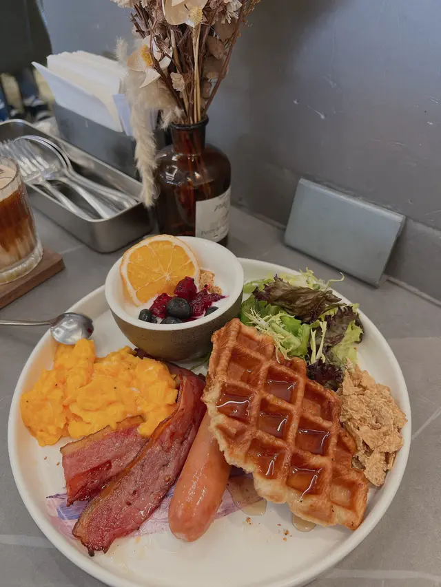 鮮果乳酪、脆煙肉、德國腸、焦糖脆脆、炒蛋、牛角包窩夫