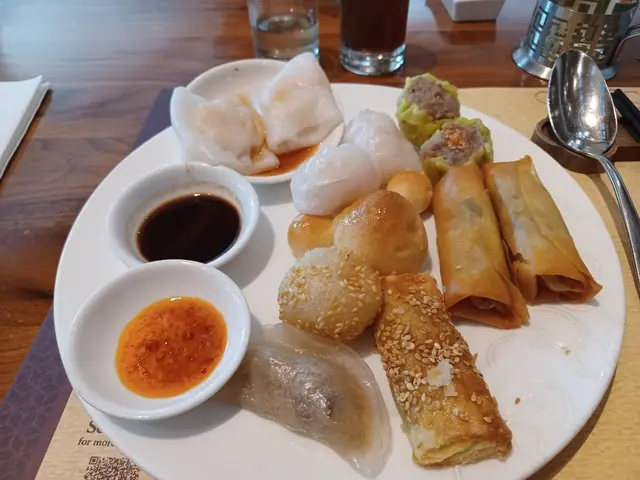 蝦餃、燒賣、春卷、腸粉、叉燒包等等係頭選。每款點心造到好精緻，叉燒包造到似米奇頭。