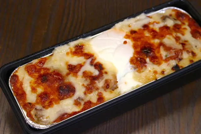 卡邦尼焗豬扒飯配溫泉蛋